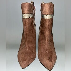 NWOT Zabella Rue heeled suede bootie